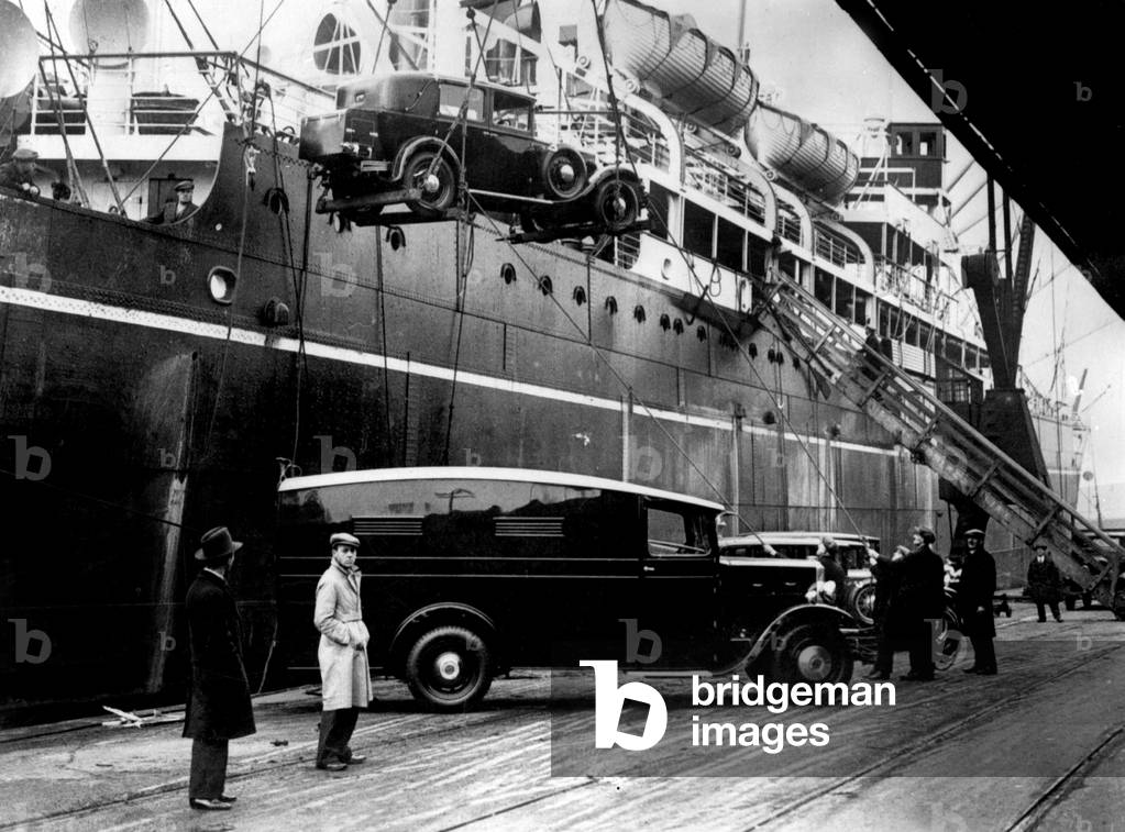 Boat “Dunster Grange” - boarding of the cars of prince of Wales, early 30s (photo)
