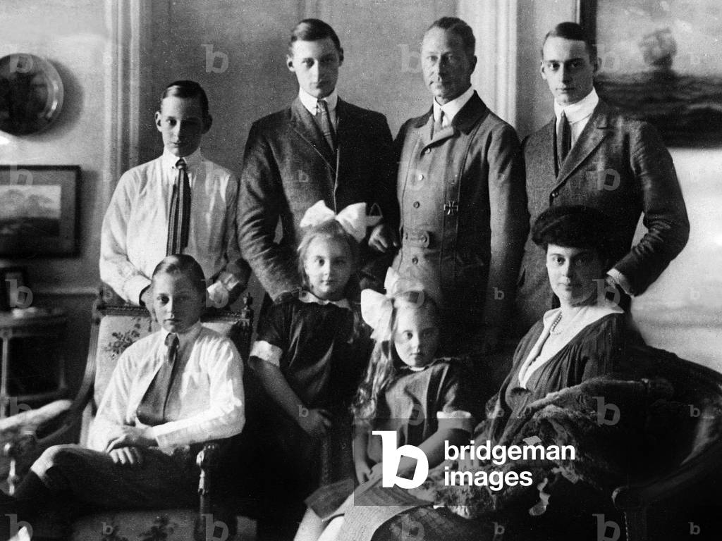 group photo of the Hohenzollern family in 1924 (Photo)