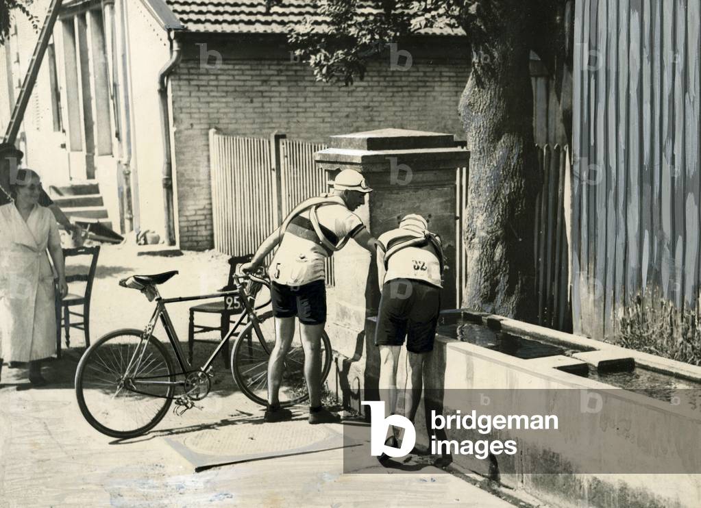 Tour de France 1934 By this heat the view of a fountain is very tempting for runners