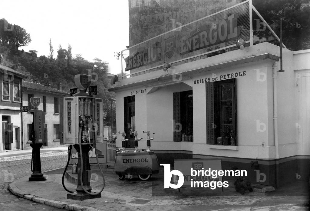 service station in Lyon, France with avert for Energol oil, 30's