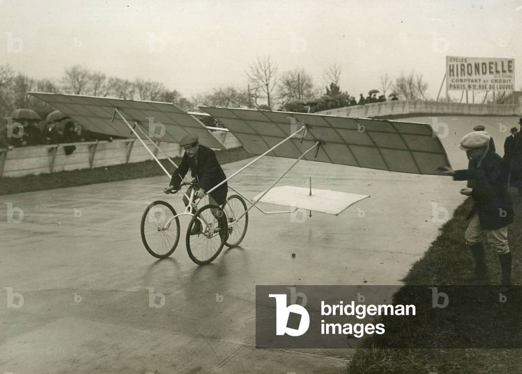 aviette or bike airplane with human propulsion on the velodrome of the Parc des Princes photography around 1910