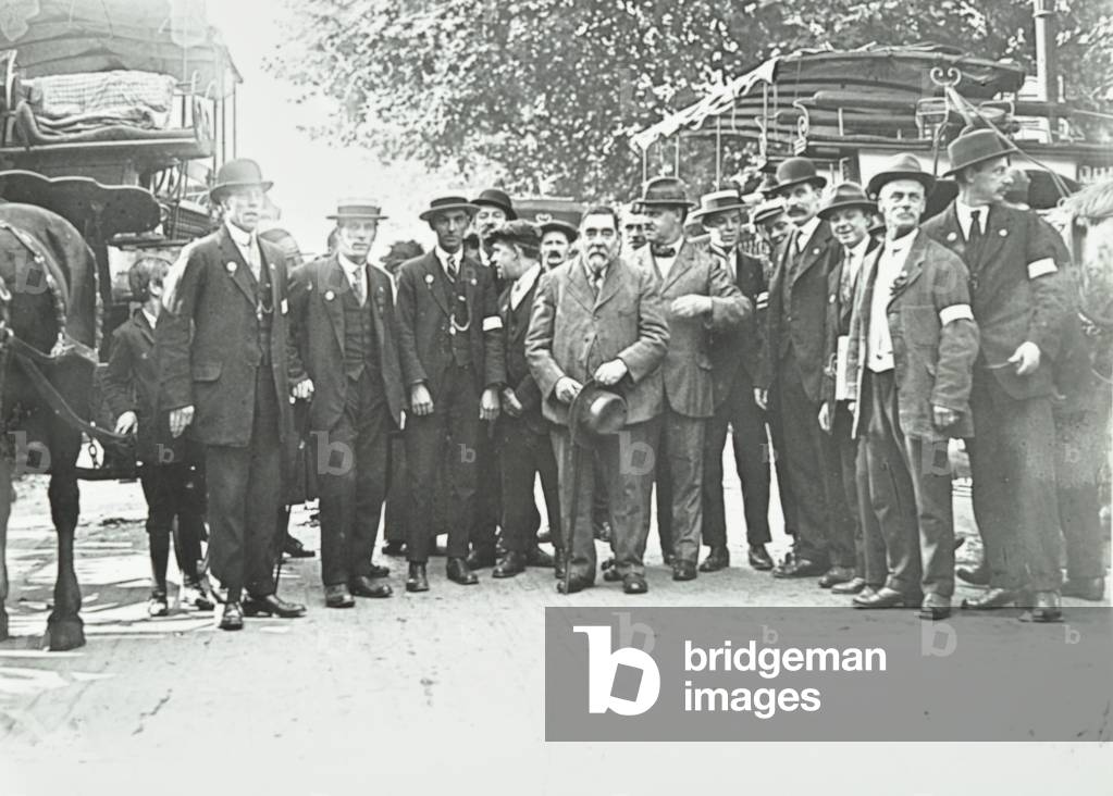 Will Crookes and others seeing mothers and children off for a holiday, London, 1917 (b/w photo)