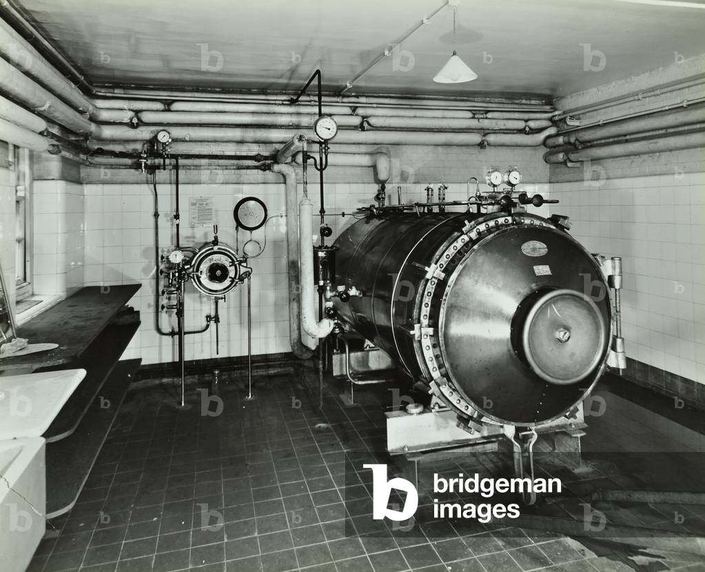 Hammersmith Hospital: steriliser, closed, 1938 (b/w photo)