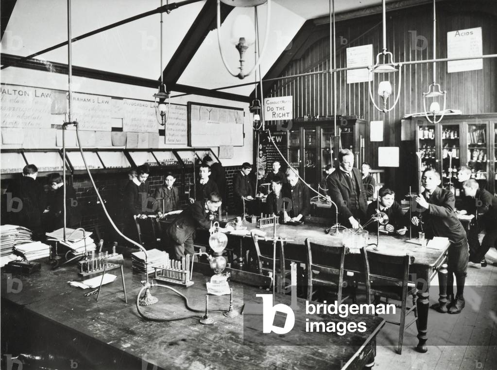 Cable Street School: science lesson, 1908 (b/w photo)
