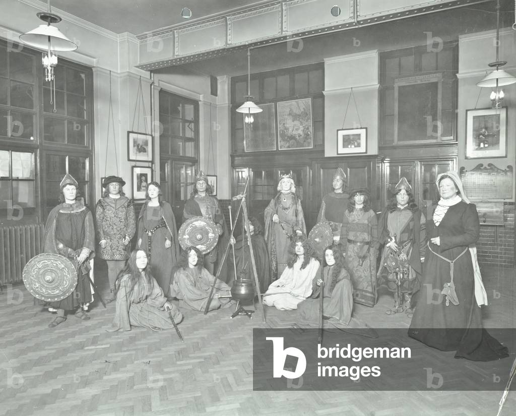 Glyn Road Evening Institute: the cast of Macbeth, by William Shakespeare, 1915 (b/w photo)