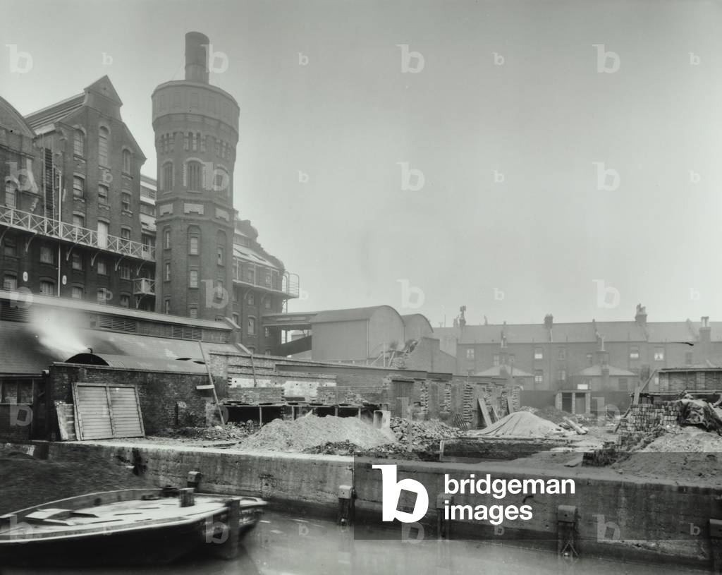 Ransome's Dock, London, 1914 (b/w photo)