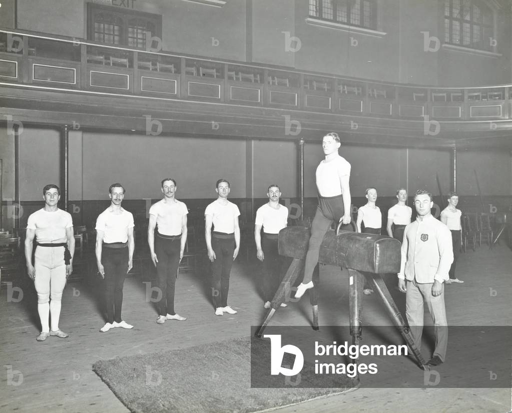 Northampton Institute: men perform gymnastics in the gymnasium, 1914 (b/w photo)
