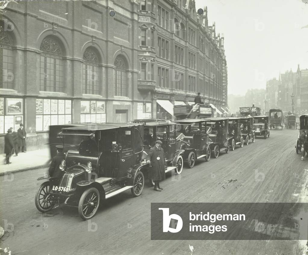 Cab rank in Bishopsgate, 1912 (b/w photo)