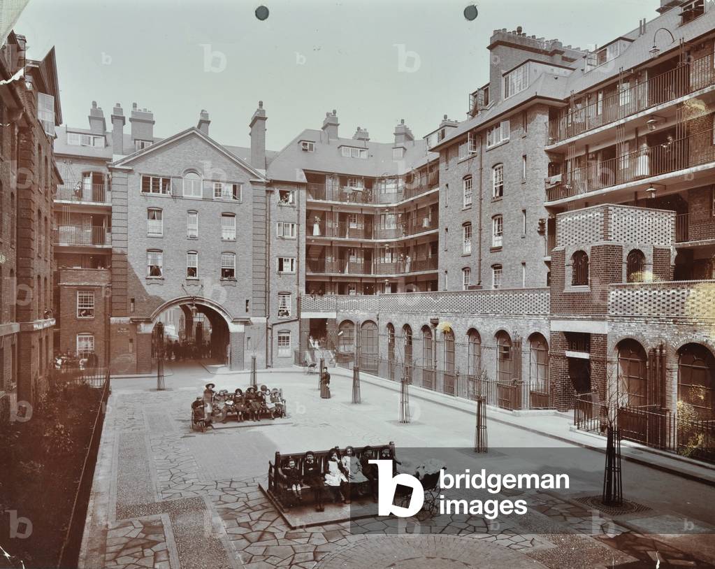 Bourne Estate: Laney Buildings, London, 1909 photo)