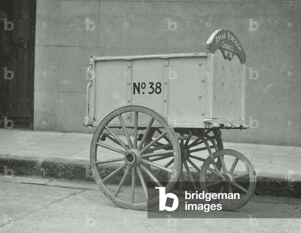Small dustcart, 1922 (b/w photo)