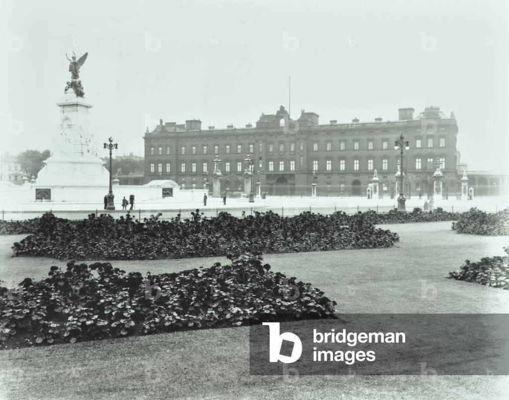 Buckingham Palace, Buckingham Palace, Westminster LB: front elevation, 1913 (b/w photo)