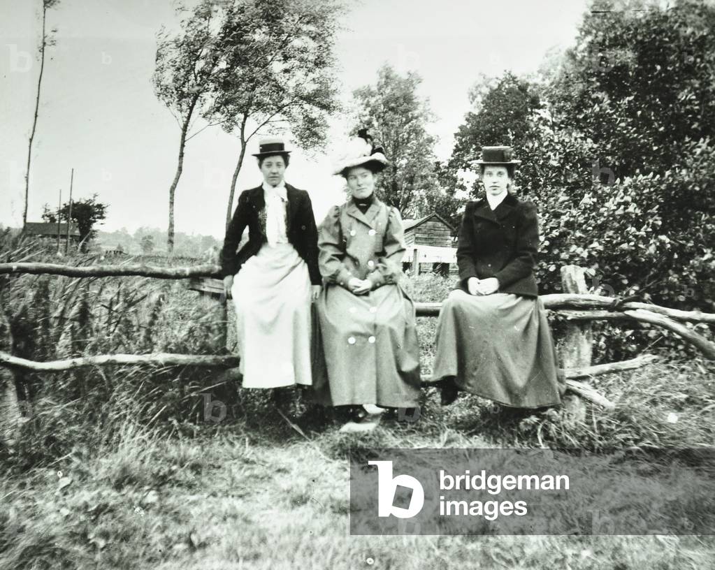 Portrait of three Edwardian ladies, 1905 (b/w photo)