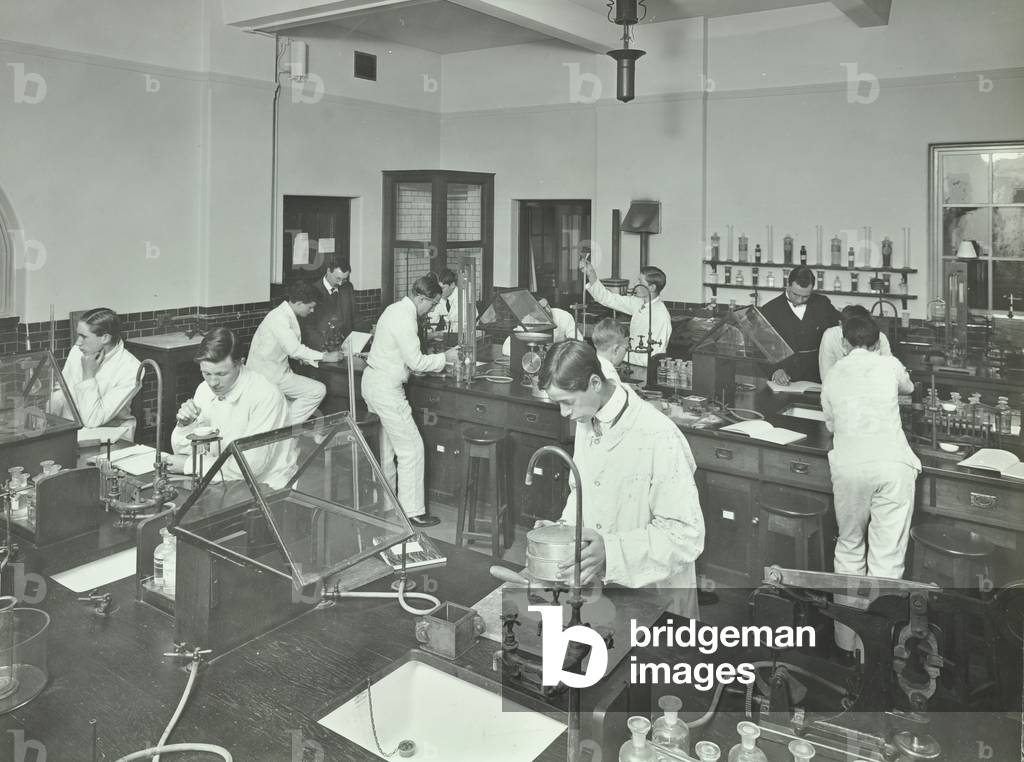 School of Building: chemical laboratory, 1914 (b/w photo)
