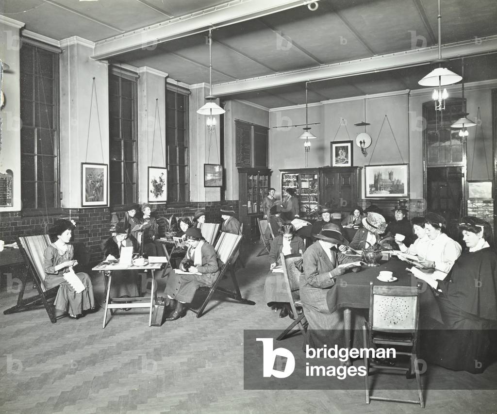 Montem Street Evening School: social hall, 1913 (b/w photo)