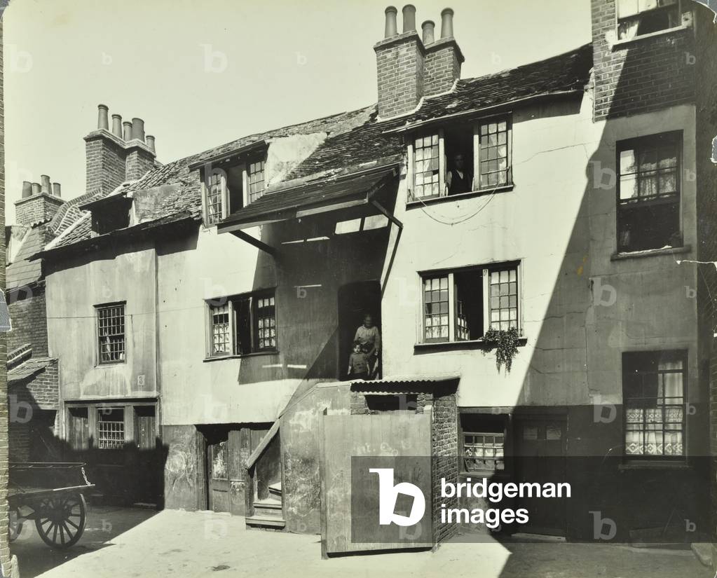 Crooked Billet Yard: slum housing, 1923 (b/w photo)