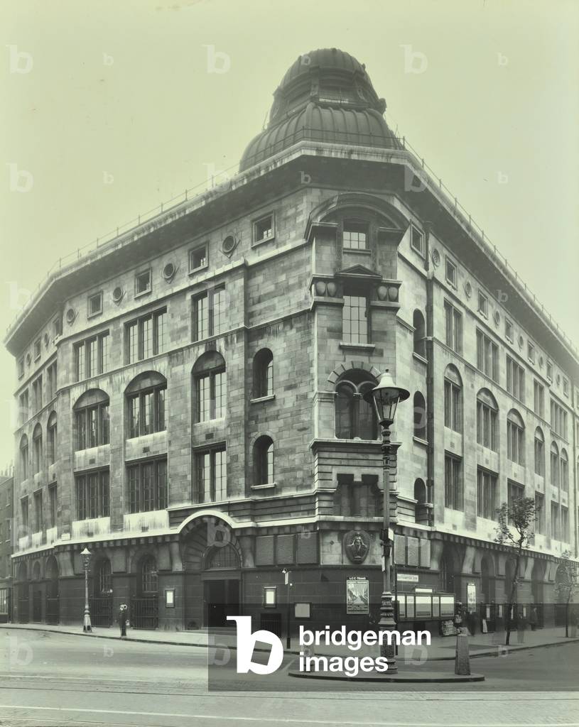 Central School of Arts: exterior, 1931 (b/w photo)