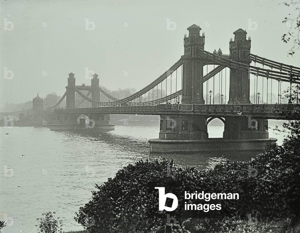 Chelsea Bridge: general view of the bridge, 1914 (b/w photo)