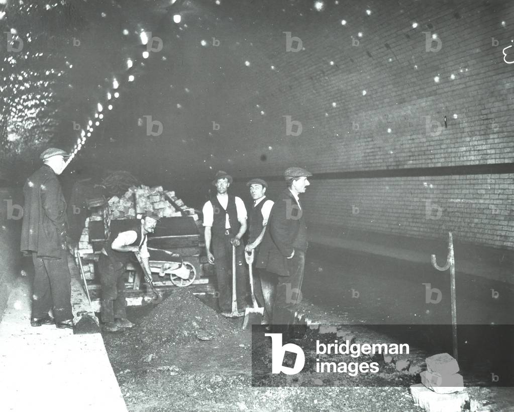 Blackwall Tunnel: men at work, 1924 (b/w photo)