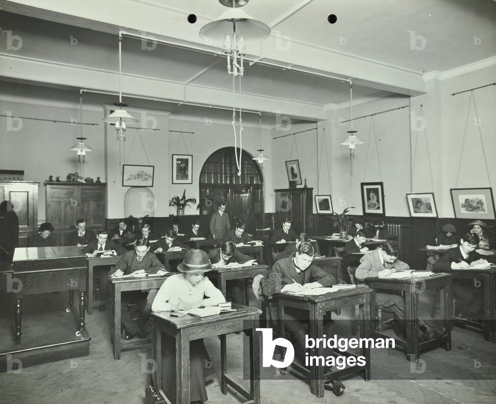 William Street Evening Class: reference library, 1913 (b/w photo)