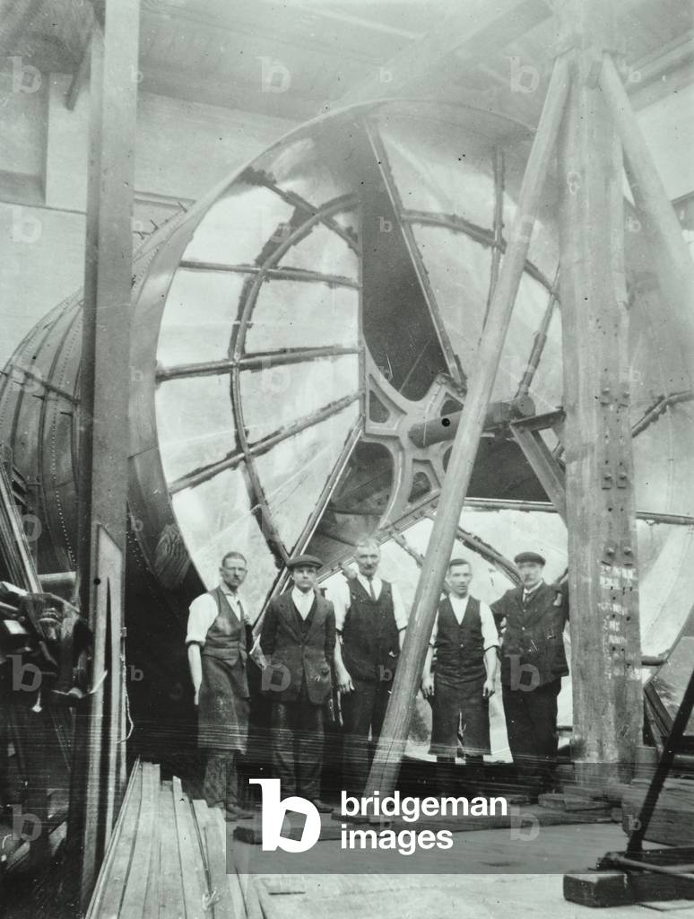 Parkinsons Gas Works, Cottage Lane and City Road: construction of an underground gas tank, 1920 (b/w photo)