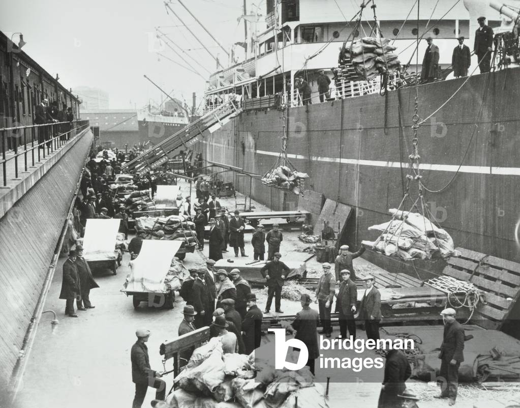 Royal Victoria Dock, dock workers unloading ship, London, 1930 (b/w photo)