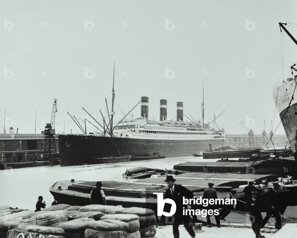 London docks, view of a liner with workers in the foreground, 1925 (b/w photo)