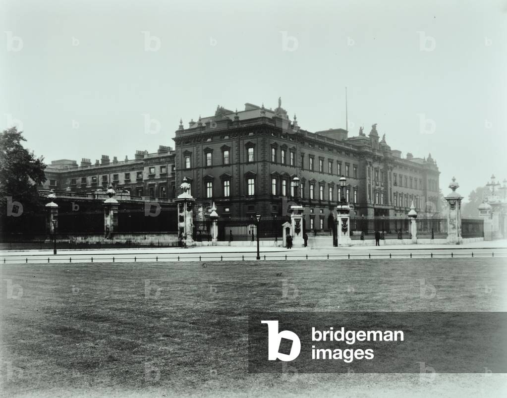 Buckingham Palace, Buckingham Palace, Westminster LB: front elevation, 1913 (b/w photo)