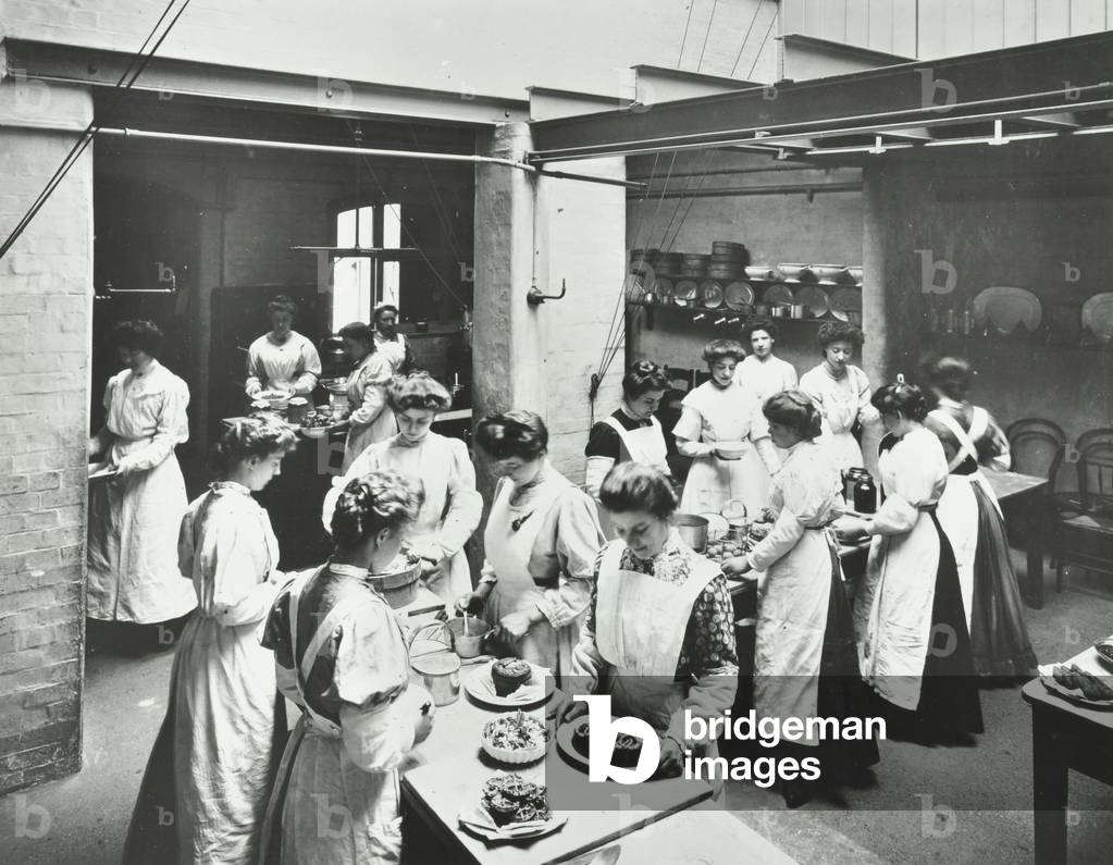 National Cookery School: cookery lesson, 1907 (b/w photo)