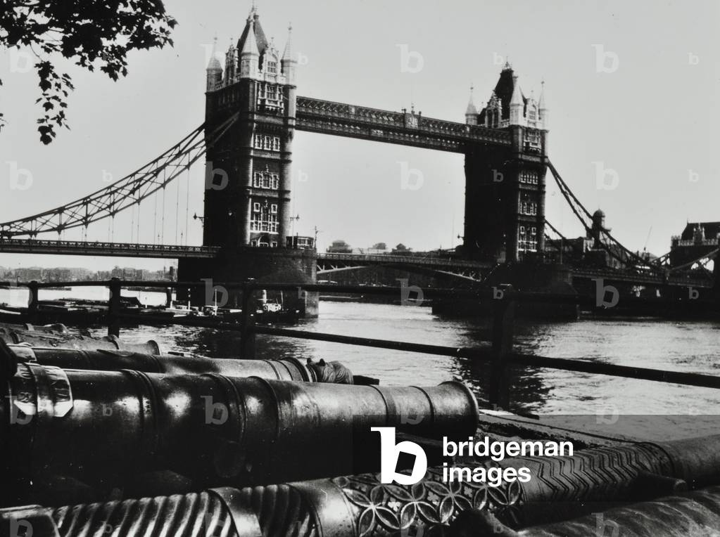 Tower Bridge, with cannon in the foreground, 1935 (b/w photo)