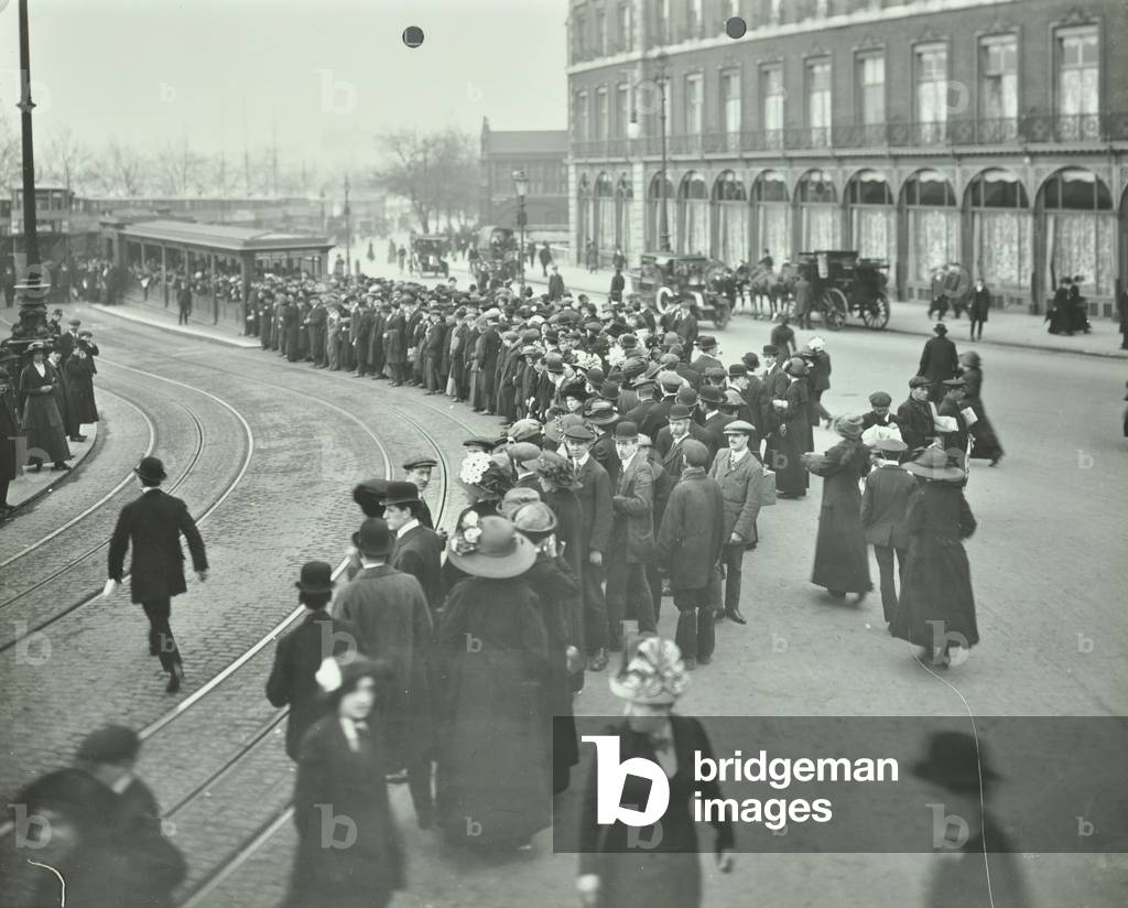 Queues at a tram stop at Blackfriars, 1912 (b/w photo)