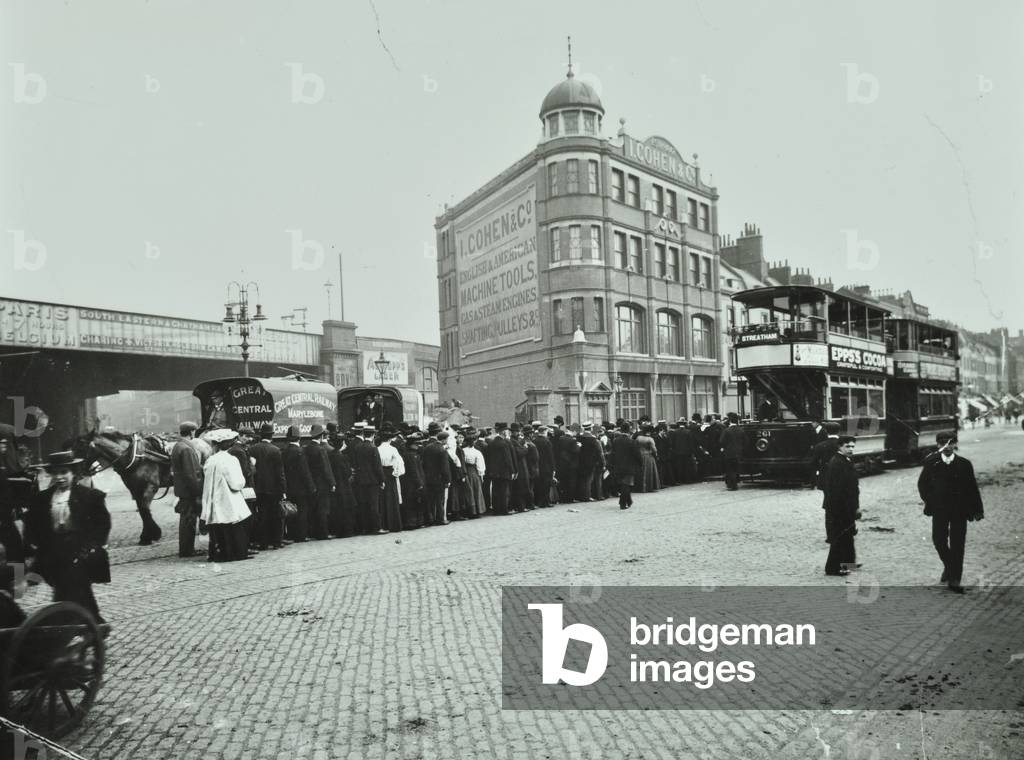 Team queue at Blackfriars, 1906 (b/w photo)