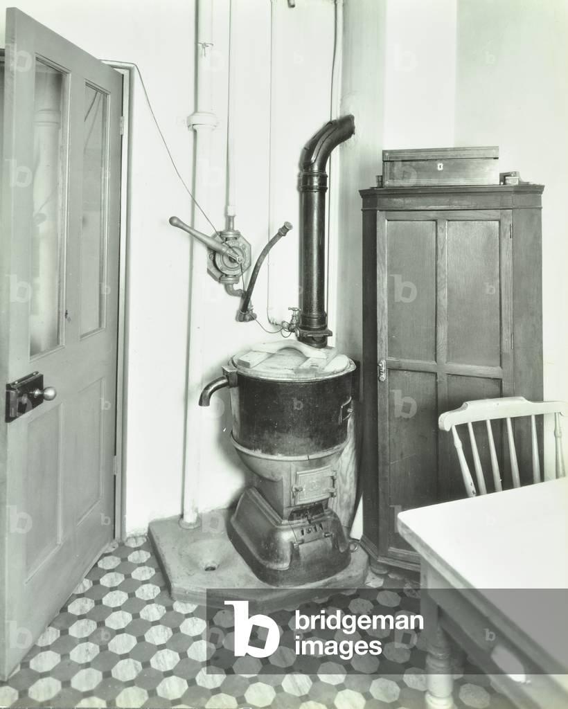 Dickens Estate: lee way hand pump, 1933 (b/w photo)