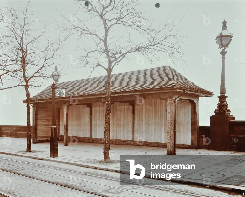 Tram shelter at Westminster Bridge, 1909 (b/w photo)