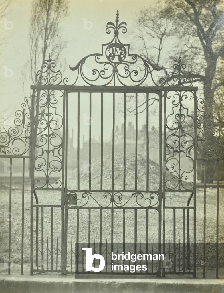Trafalgar Square: Catherine Lodge, gateway, London, 1910 (b/w photo)
