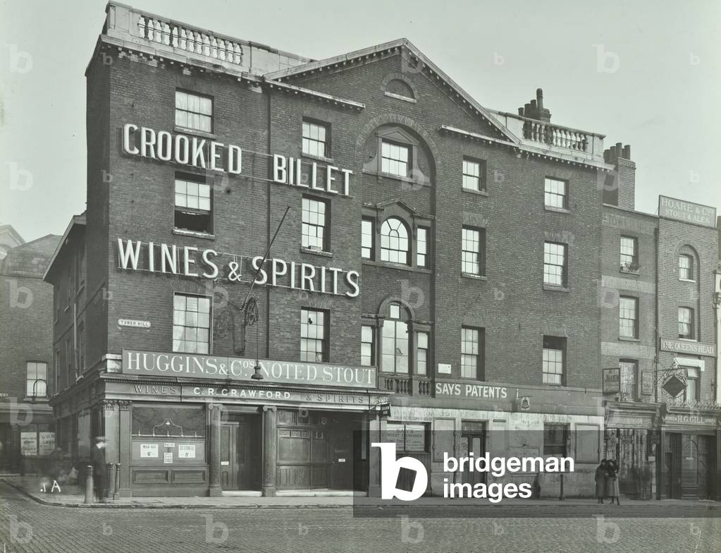 Crooked Billet/ Queen's Head, 32 Tower Hill: front elevation, 1921 (b/w photo)