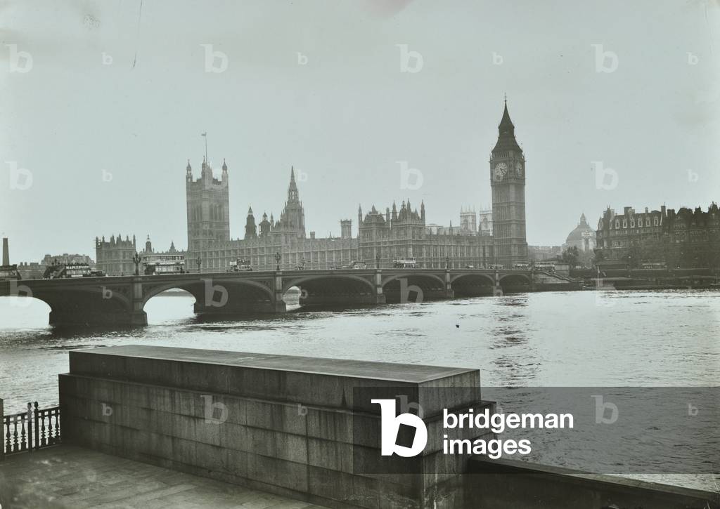 Westminster Bridge: general view with Houses of Parliament in background, 1922 (b/w photo)