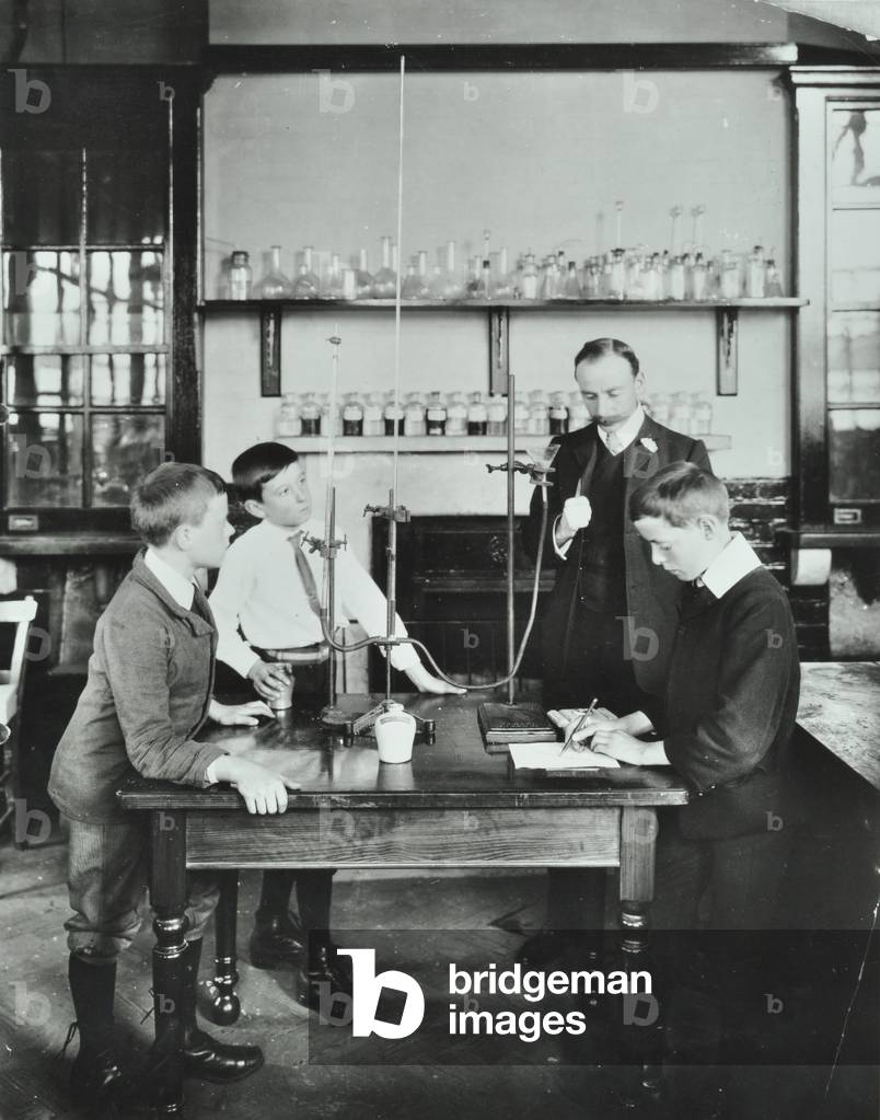 Crawford Street School: science lesson, 1906 (b/w photo)