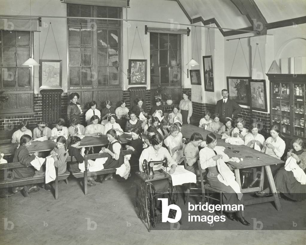 Redriff Evening Institute: needlework class, 1914 (b/w photo)