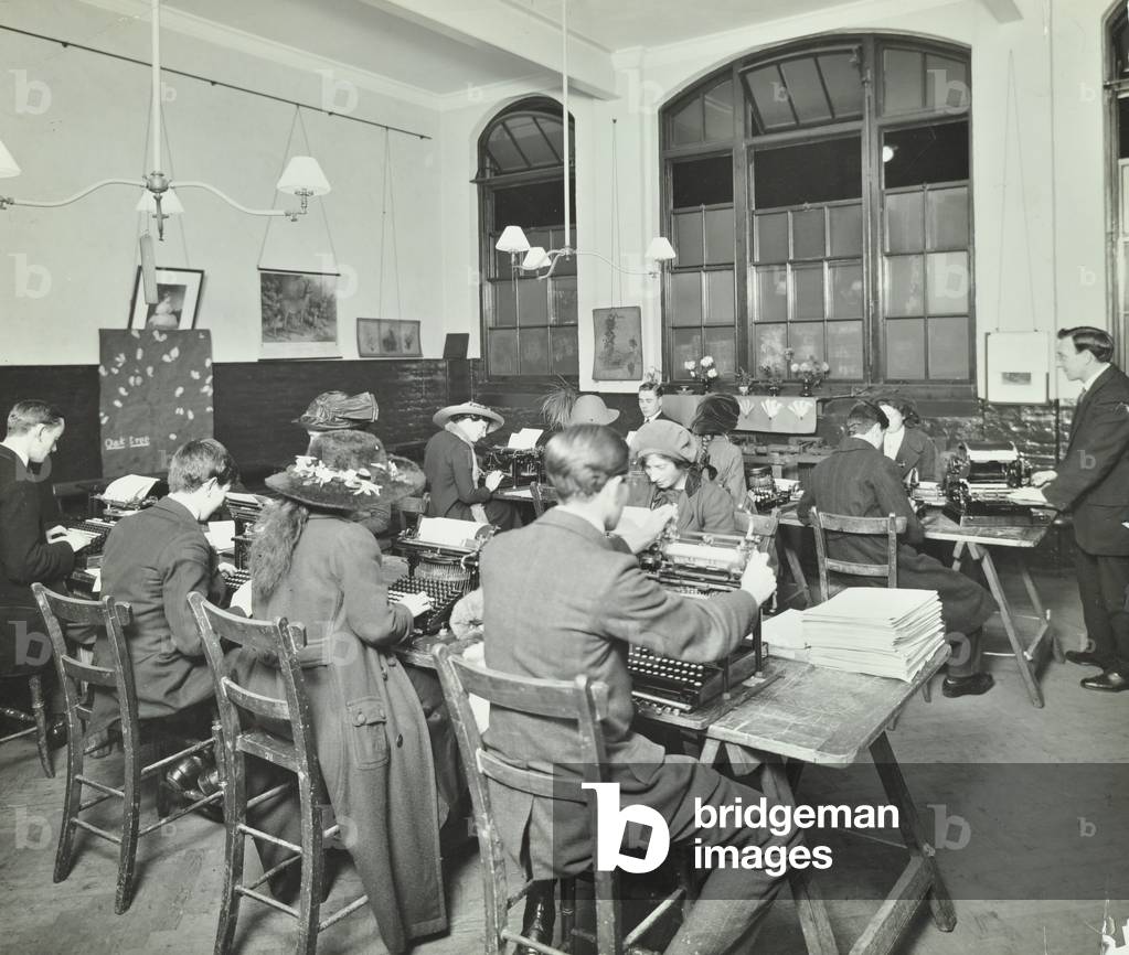 William Street School: typewriting class, 1913 (b/w photo)