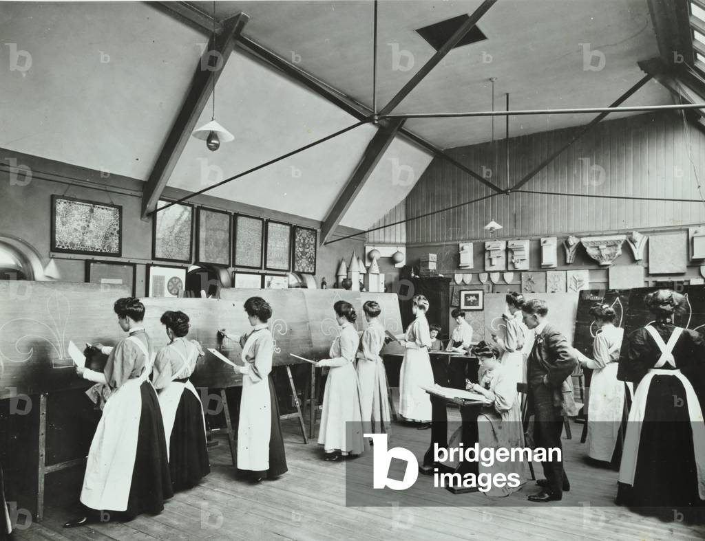 Battersea Polytechnic: art class, 1907 (b/w photo)