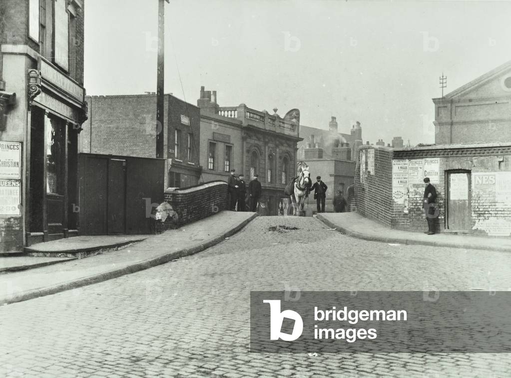 A white horse travels down Rhodeswell Road towards Old Victory Bridge, 1895 (b/w photo)