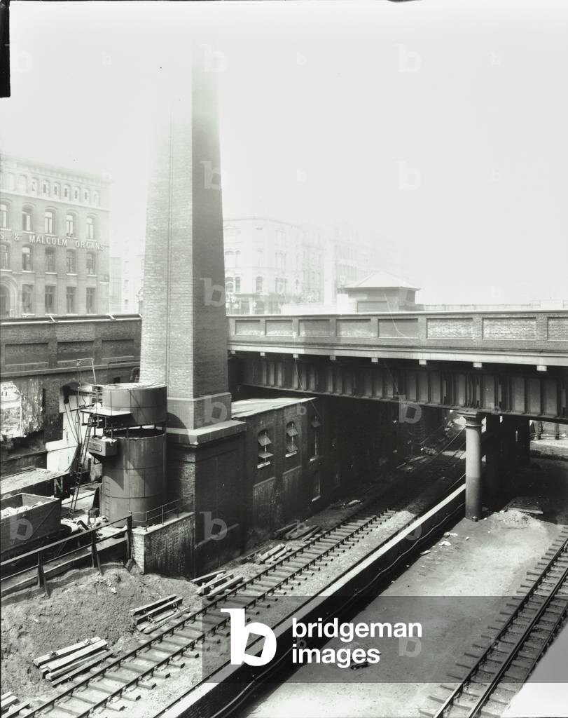Clerkenwell Road: Farringdon Road at Clerkenwell Road over railway tracks, London, 1906 (b/w photo)