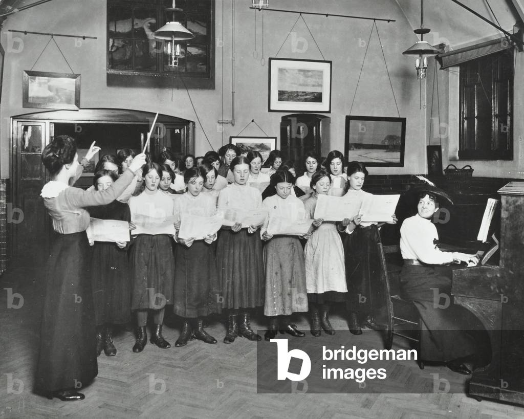 Laxon Street Evening Institute: singing lesson, 1914 (b/w photo)