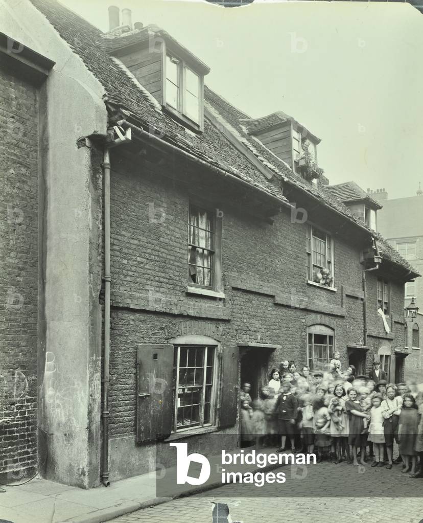 East Lane: children outside slum housing, 1923 (b/w photo)