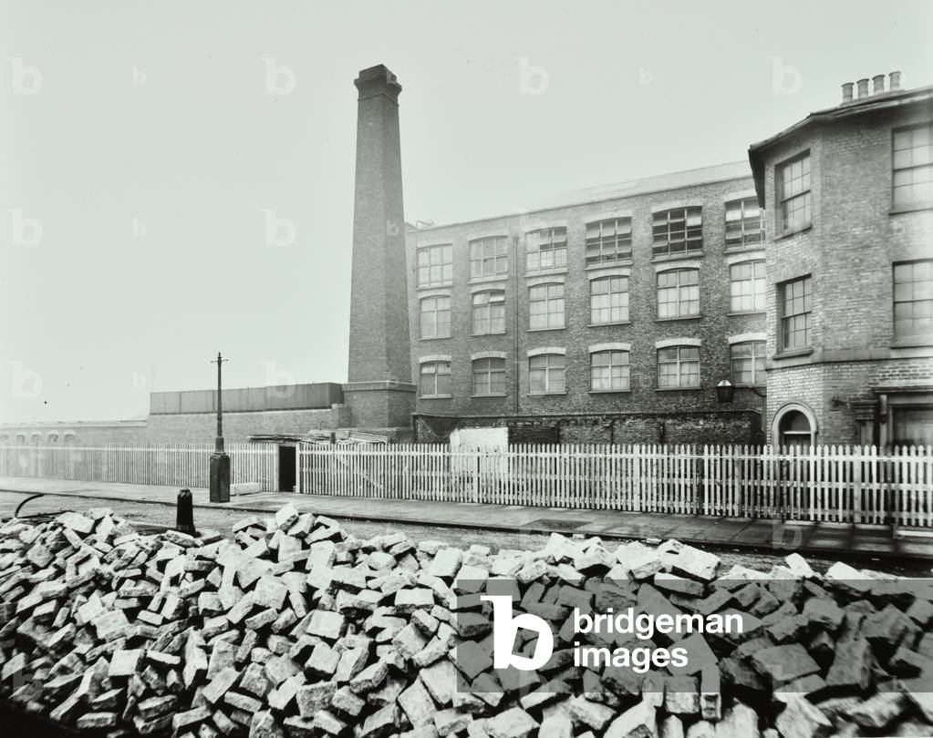Tower Bridge Road: by Tanner Street, London, 1902 (b/w photo)