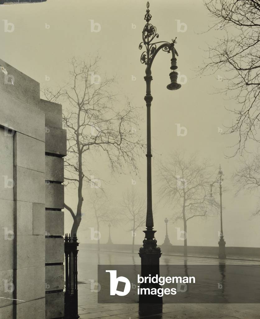Kerle electric lighting standard, Victoria Embankment, 1928 (b/w photo)