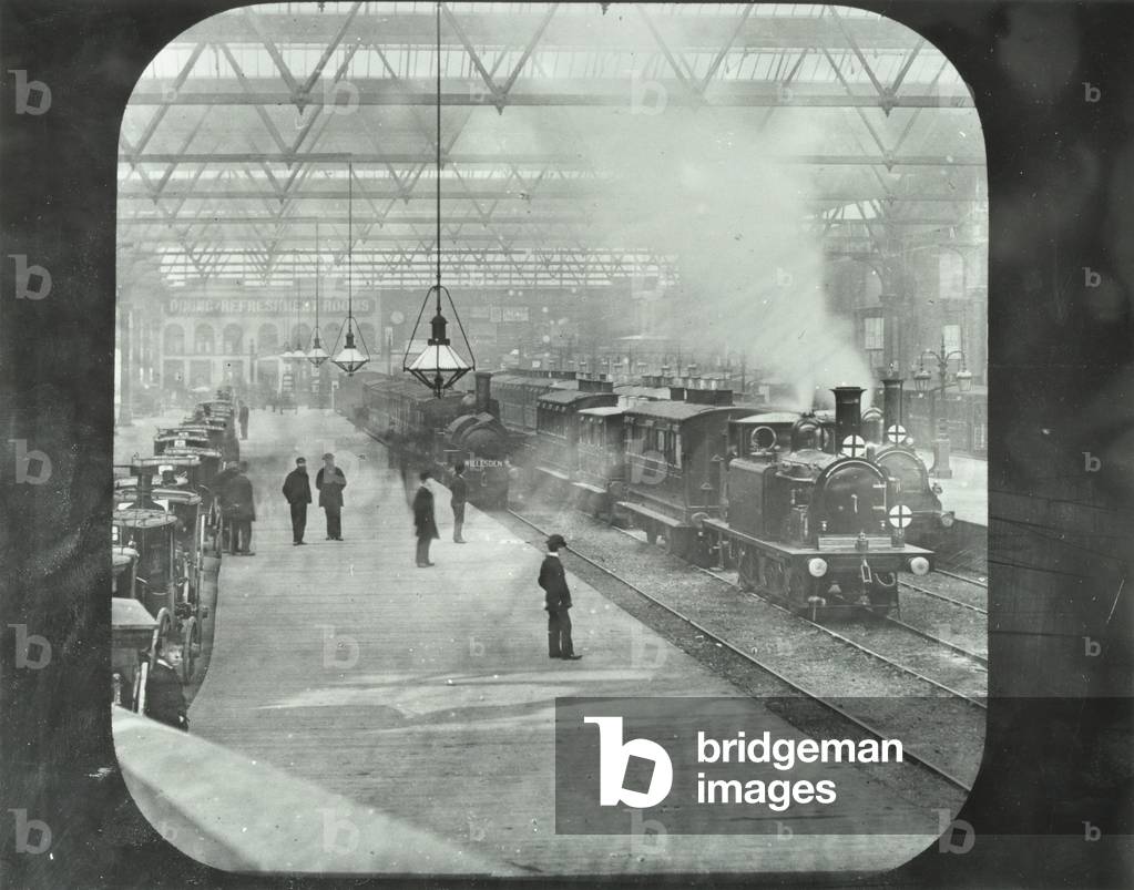 Victoria Station: interior, 1900 (b/w photo)