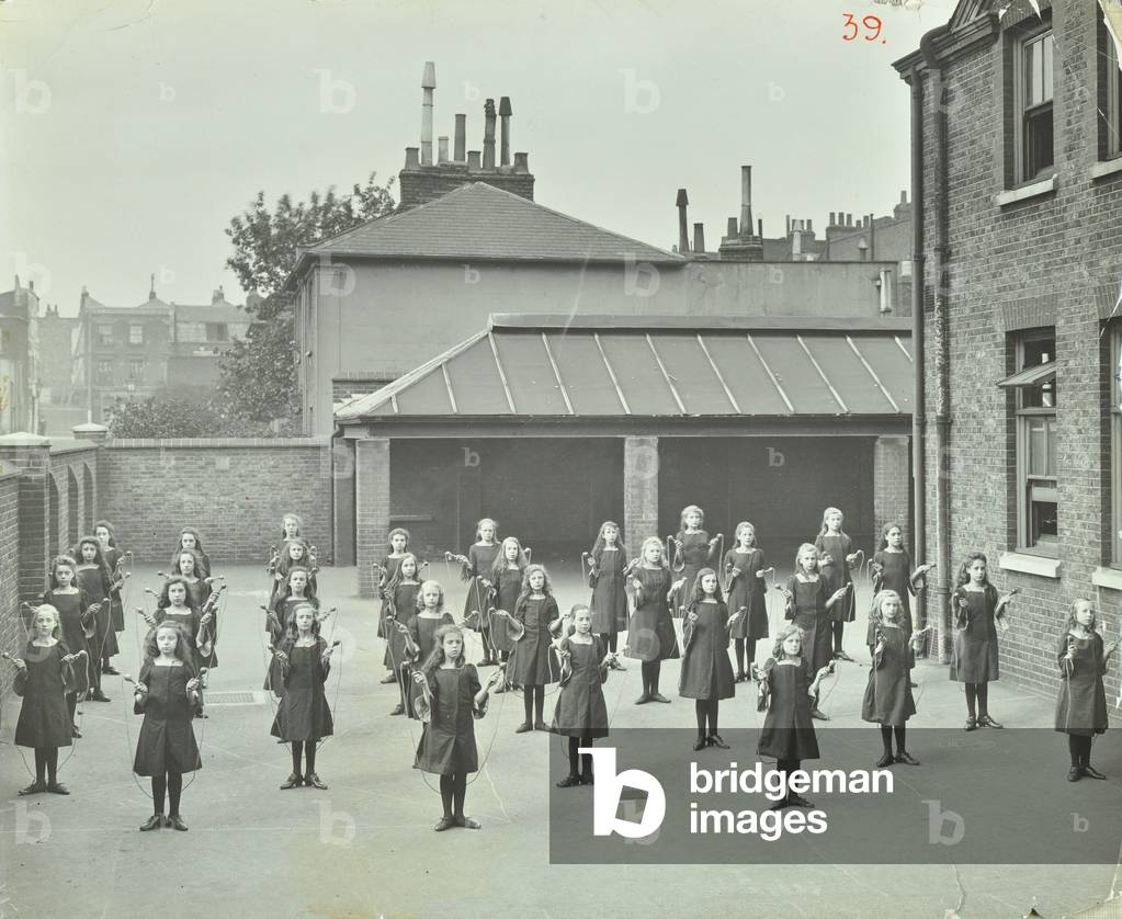 Buckingham Street School: skipping, 1906 (b/w photo)