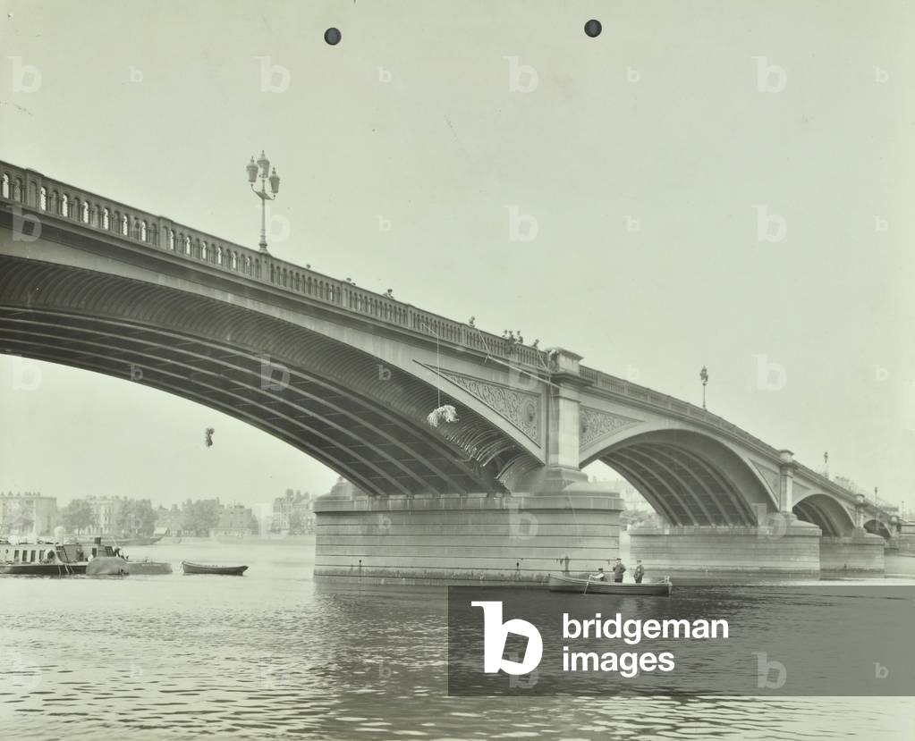 Battersea Bridge, 1918 (b/w photo)