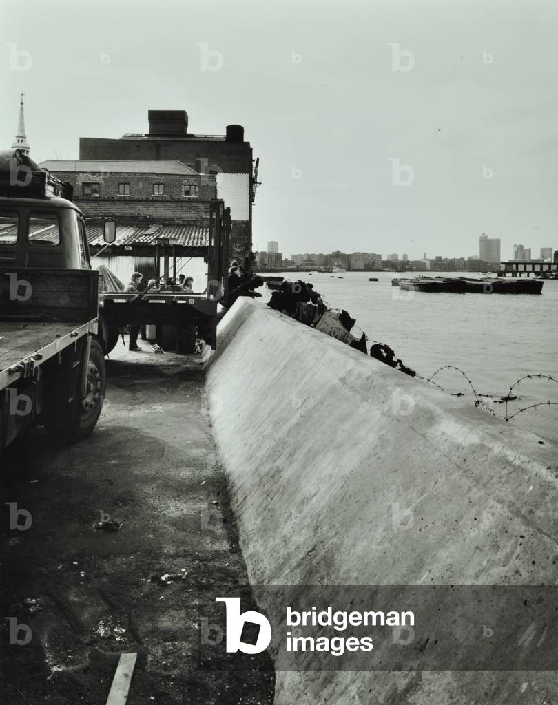 125 Rotherhithe Street: by river wall, 1977 (b/w photo)
